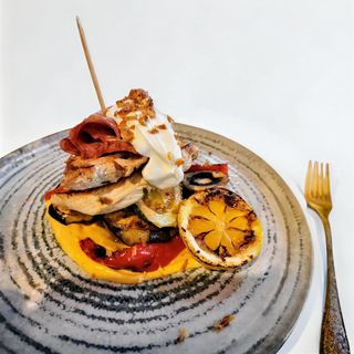 Piept de pui Basta cu legume coapte și bacon 300 Gr.