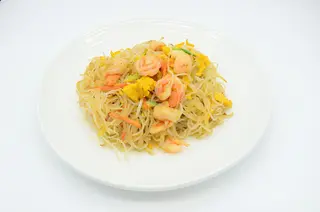 52 Spaghetti di riso con gamberi e verdure