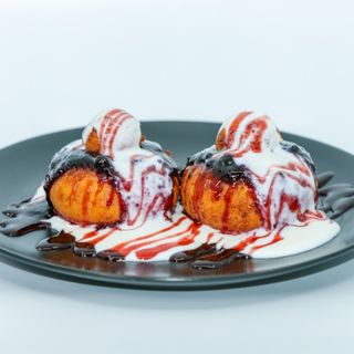 Papanasi cu dulceata si smantana