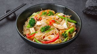 Локшина рисова з куркою