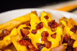 Batata Frita com queijo e bacon
