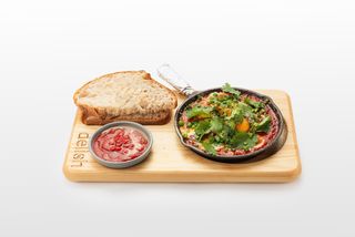 Шакшука с моцареллой, свежей зеленью и аджикой