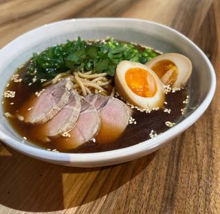 Ramen sa pečenom svinjetinom i sake maki