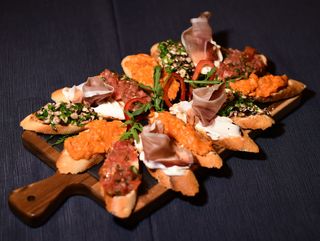 Platou de bruschette asortate (2 persoane)