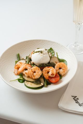 Salată de legume coapte cu creveți și buratta