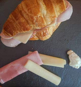 Croissant jamón york, queso y besamel