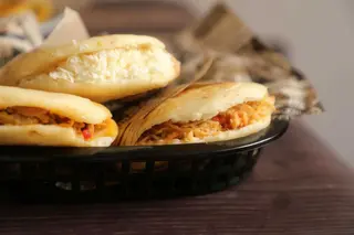 Arepa asada con Carne Mechada De Ternera (1 Ud.)