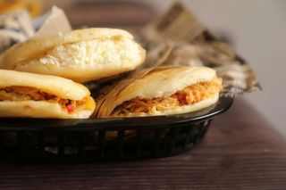 Arepa asada con Carne Mechada De Ternera (1 Ud.)