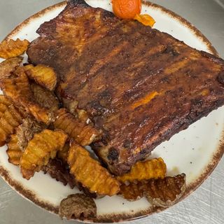 Свински ребра на пещ с пресни пържени картофи (600г)