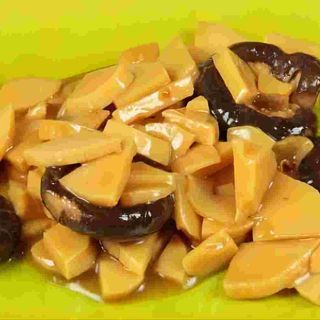 Bambù e funghi saltate