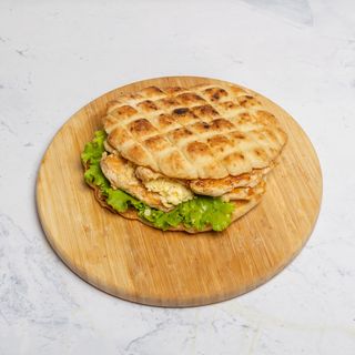 Veliki pileći file u lepinji