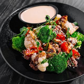 Vita cu broccoli, rosii cherry si sos Brassica