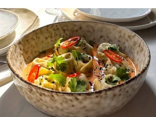  Равіолі з лососем у соусі Том Ям (220г)