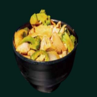 Arroz cubierto de pollo con curry