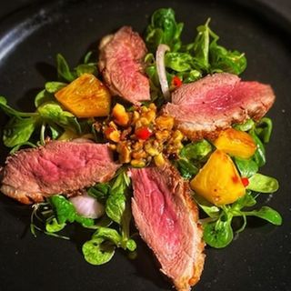 SALATA CU PIEPT DE RATA SOS SWEET CHILLY SI NUCI 