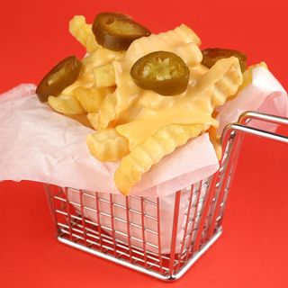 კარტოფილი ფრი ყველის სოუსითა და ჰალაპენიოთ