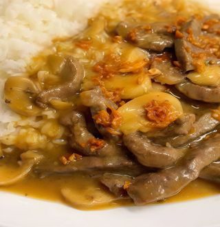 Garlic pepper beef with mushrooms