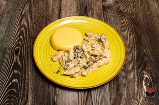 Pui cu smantana si ciuperci servit cu mamaliguta