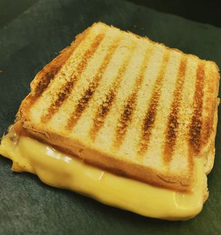 Sandwich de jamón con queso