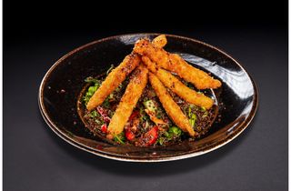 Микс от свежи салати с киноа и хрупкави рибни филета от морски език