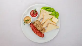 Kiełbaska smażona z cebulką (1 szt.) + pieczywo, masło, musztarda i ketchup
