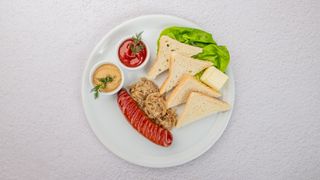 Kiełbaska smażona z cebulką + pieczywo, masło, musztarda i ketchup