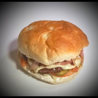 Pljeskavica sa DIMLJENOM SUVOM SLANINOM I SIROM