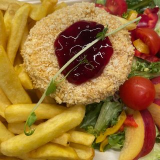 Camembert z sałatka i frytkami 