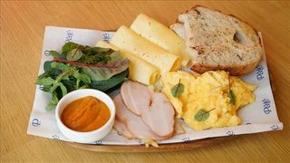 Кремовым скрэмбл с индейкой и сыром