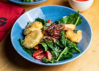 Теплый салат с сыром Моцарелла и креветки фри 