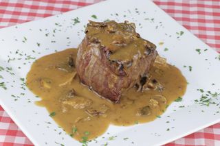 Solomillo de res con salsa de hongos porcini