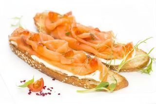 Tosta con salmón y crema de queso