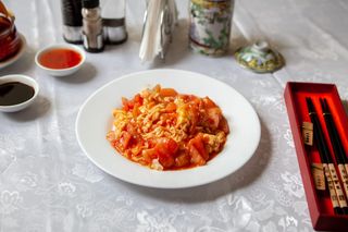 Ouă cu roșii și orez