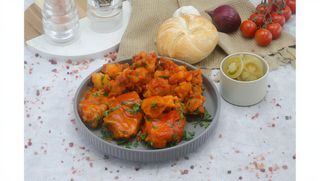 Friptura de porc la tava,cartofi taranesti,salata de gogonele,chifla