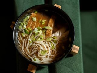 Курячий бульйон з лапшою і омлетом Томаго (300г)