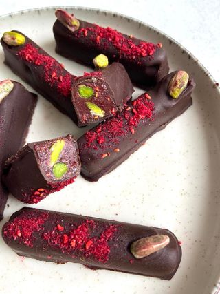 Karamelni štapić Malina-pistacija