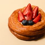 Даніш з вершково-творожною начинкою та свіжими ягодами