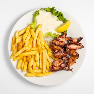 Lignje na žaru s prilogom