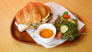 Круассан с индейкой и скрэмблом с грибами