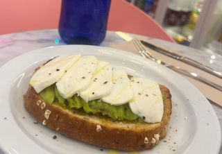 Tostada Con Aguacate Y Queso Fresco