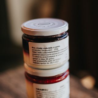 MUS Z BIAŁEJ CZEKOLADY Z CZARNĄ PORZECZKĄ