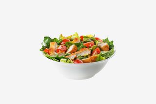 Salata cu crispy in bacon si sos tzatziki