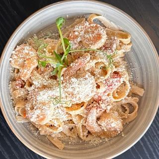 Вершкова паста з креветками і міксом томатів