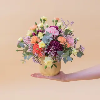 Arreglo Con Flores Amarillas Y Naranjas Y Maceta Gratis – La Chispa