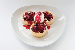 Waffle sa šumskim voćem