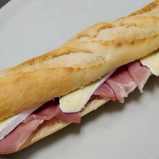 Bocadillo de Jamón Serrano, tomate y queso brie