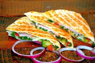 Кесадия със свинско каре и пържени картофи (450г)