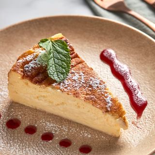 Tarta De Queso Artesana Con Coulis De Frutos Rojos