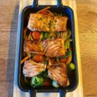 Teppanyaki de Salmón con Verduras de Temporada