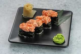 Гункан острый с лососем 1 шт.